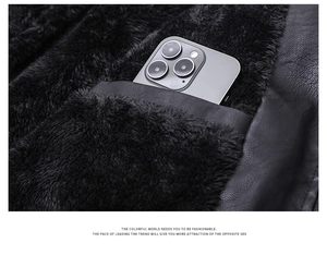 Détail intérieur d'une veste en cuir noire avec une grande poche pour smartphone et doublure douce