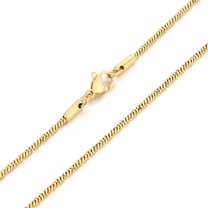 Collier chaîne serpent torsadée en acier titane doré avec fermoir mousqueton minimaliste