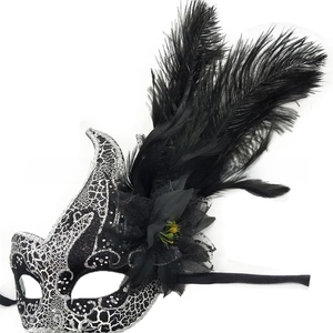 Dettaglio di una maschera veneziana con finitura argento screpolato e piume nere eleganti