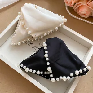 Pinces à cheveux triangle en satin avec bordure de perles en blanc crème et noir chic