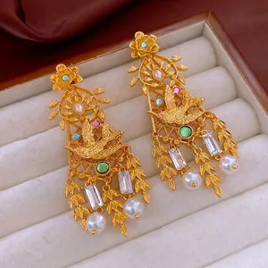 Orecchini vintage a uccello in oro con perle e cristalli colorati e motivi floreali