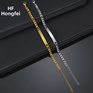 Details von Figaro-Armbändern aus Edelstahl in Gold und Silber mit polierten ID-Platten