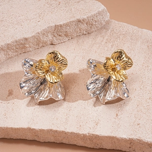 Zweifarbige Metall-Blumenohrringe mit Faltentextur und Zirkonia auf Steinuntergrund