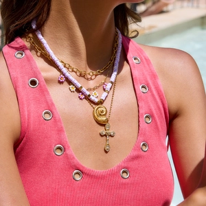 Collier multi-rangs en acier doré 18K avec perles violettes et pendentif coquillage