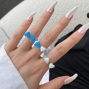 Anello cuore in argento S925 con opale e zirconi su mano di modella stile trendy