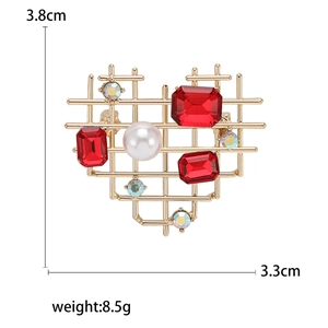 Hollow heart brooch in gold with red gems and pearls, measuring 3.8x3.3cm at 8.5g