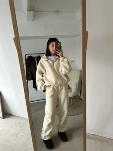 Completo sportivo in pile da donna con felpa e pantaloni con coulisse colore albicocca