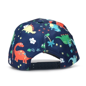Détail de la fermeture réglable bleue en plastique sur la casquette dinosaure enfant