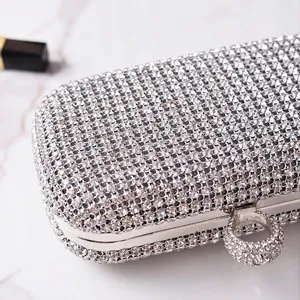 Elegante pochette da sera argentata con strass e chiusura ad anello lucida