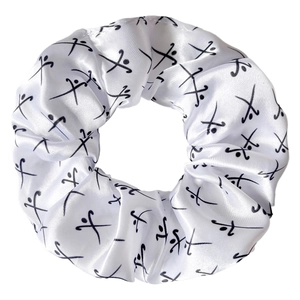 Détail de chouchou en soie blanche avec motif imprimé de hockey noir et texture
