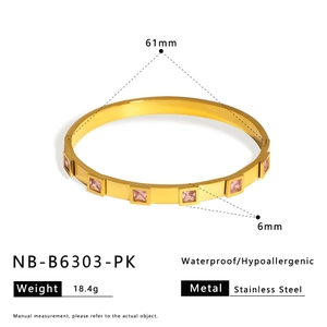 Detaillierte Größenangaben für goldene Edelstahlarmreifen mit rosa quadratischem Zirkon