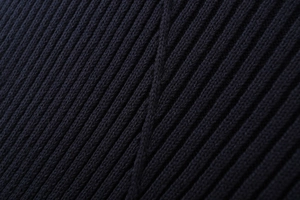 Vue macro détaillée de la texture du tissu en maille côtelée de couleur bleu marine
