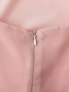 Détail de la fermeture éclair invisible au dos de la robe longue rose tie-dye