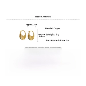 Macro detail of oval gold metallic hoop earrings with S925 silver needle and dimensions