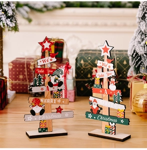Détail de déco de table sapin en bois avec gnomes et texte Merry Christmas festif