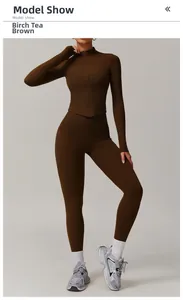Modèle portant un ensemble de yoga Birch Tea Brown avec veste zippée et legging taille haute