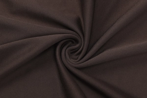 Gros plan sur la texture du tricot marron foncé révélant une matière côtelée douce