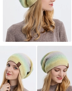 Gros plan d'un bonnet en tricot dégradé avec un patch en cuir au motif montagne