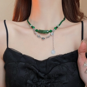 Détail du collier double couche style New Chinese avec perles vertes et pièces en cuivre