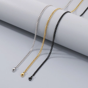 Lot de trois chaînes à mailles gourmette en acier inoxydable argent, or et noir avec fermoir