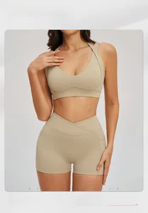 Dettaglio del reggiseno yoga kaki con scollo a V e pantaloncini a vita alta in tessuto a maglia