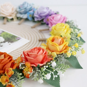 Couronne de roses artificielles avec fleurs de soie colorées pour les mariages