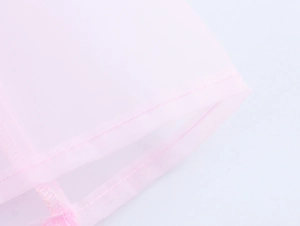Detail aus rosa Organza-Stoff mit verstärkten Nähten und feiner Netzstruktur