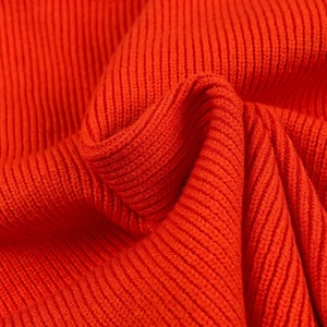 Dettaglio ravvicinato della trama a costine del tessuto a maglia rosso del maglione