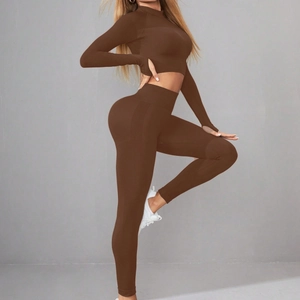 Σετ γιόγκα χωρίς ραφές με μακρυμάνικο crop top και ψηλόμεσο κολάν σε σκούρο καφέ χρώμα
