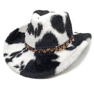 Chapeau de cowboy à imprimé vache avec bande léopard et boucle dorée sur fond blanc