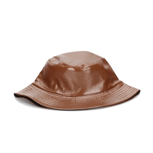 Bob minimaliste en cuir PU marron brillant avec finition glacée et bord imperméable