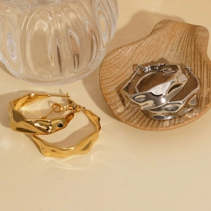Irregular C-shaped pleated 316 stainless steel hoop earrings in gold and silver finishes