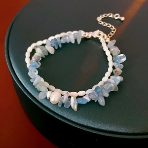 Détail d'un bracelet double rang avec éclats d'aigue-marine et perles d'eau douce