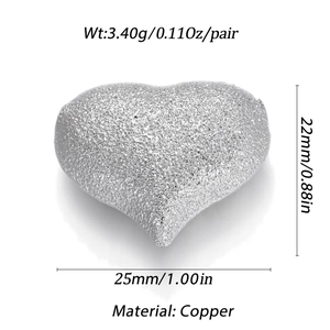 Vista macro di orecchini a cuore in rame argento con dettagli di dimensioni e peso precisi