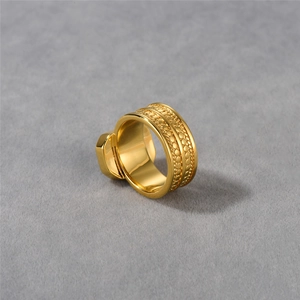 Vista detallada del anillo vintage chapado en oro con banda texturizada y ónix