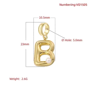 Pendentif lettre B doré avec perle incrustée incluant les dimensions et le poids précis