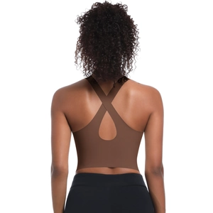 Détail de la brassière de sport marron foncé avec bretelles croisées en X dans le dos