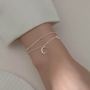 Bracciale a doppio strato in argento S925 con ciondolo a mezzaluna e perle lucide