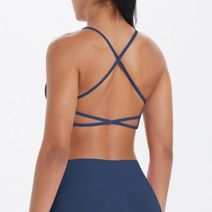 Détail des bretelles croisées du soutien-gorge de sport bleu foncé pour le yoga