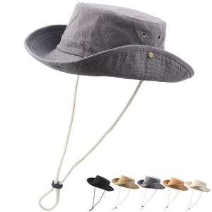 Dettaglio cappello da sole a tesa larga con corda antivento e fori di ventilazione in metallo