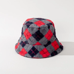 Détail du chapeau cloche en fausse fourrure à motif argyle avec texture hivernale
