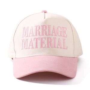 Detail der rosa Marriage Material Stickerei auf creme-rosa farbener Baseballkappe