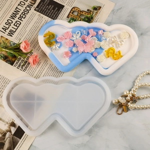 Stampo in silicone per vassoio in resina a forma di cuore con glitter e decorazioni