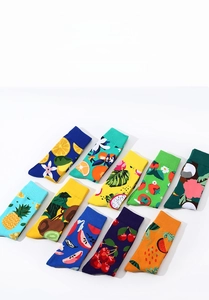 Détail de dix paires de chaussettes en coton avec des motifs de fruits brodés vifs