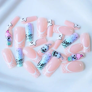 Faux ongles Halloween carrés avec motifs de fantômes, citrouilles et araignées