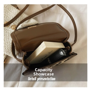 Detailansicht der Mini-Satteltasche mit Platz für Lippenstift und Make-up-Dosen