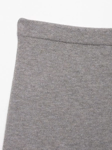Vue macro détaillée de la taille d'une jupe grise en tricot avec des coutures de qualité