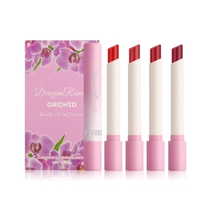 Set di quattro rossetti opachi in sfumature rosse con elegante confezione rosa