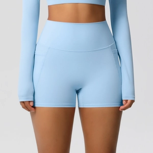 Ensemble de yoga bleu clair avec short taille haute à poches et crop top à manches longues