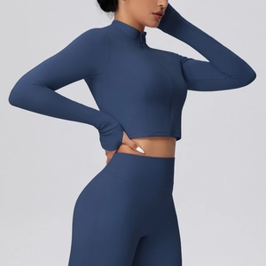Detail von navyblauem Slim-Fit Yoga-Oberteil mit Daumenlöchern und mattem Funktionsstoff